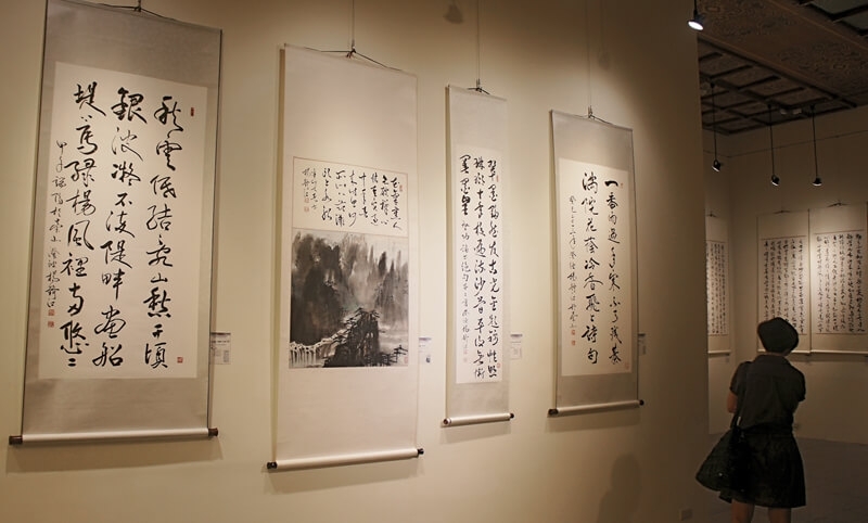 楊靜江書畫皆擅，翫顏弄墨，創作不輟。