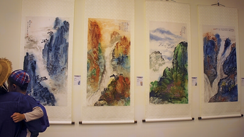 楊靜江2015年作〈春〉、〈夏〉、〈秋〉、〈冬〉，各140×62公分。