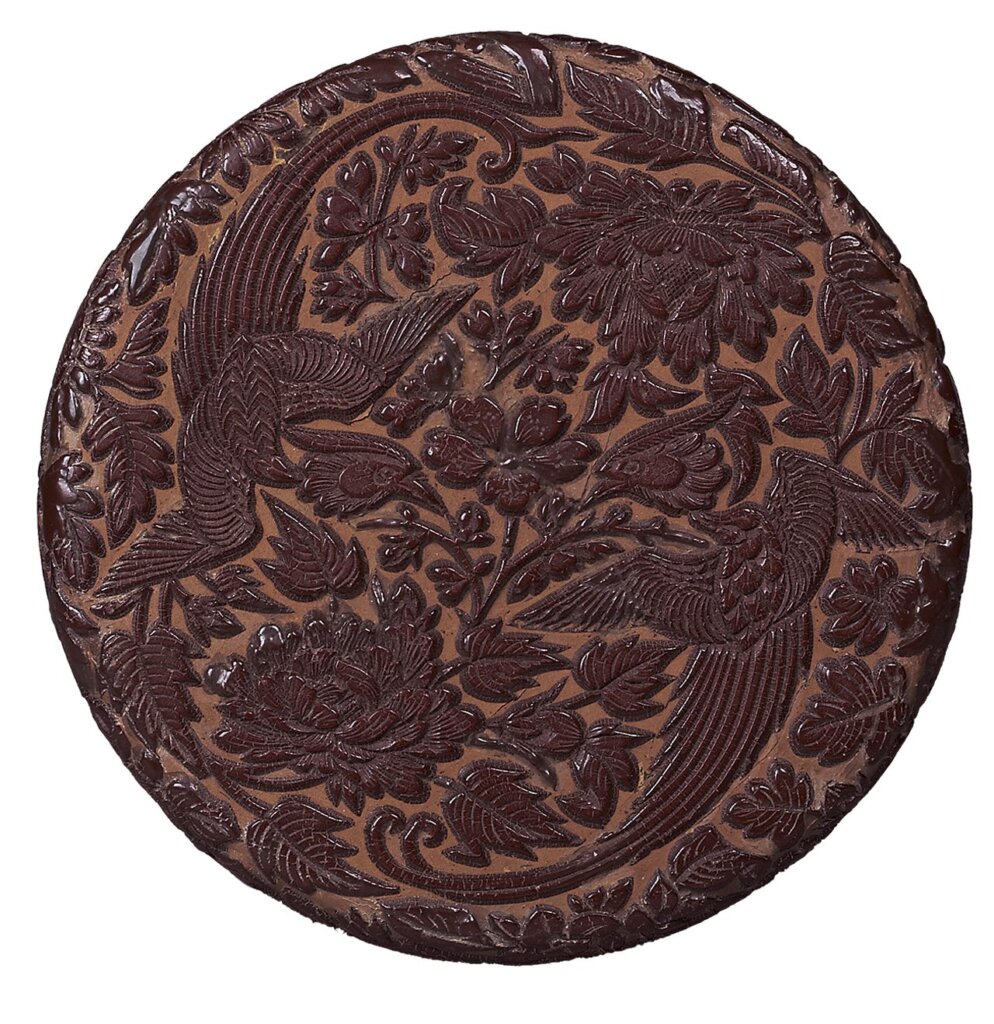 南宋〈剔紅雕漆雙綬帶鳥牡丹紋圓盒〉，高5公分，徑15公分。
