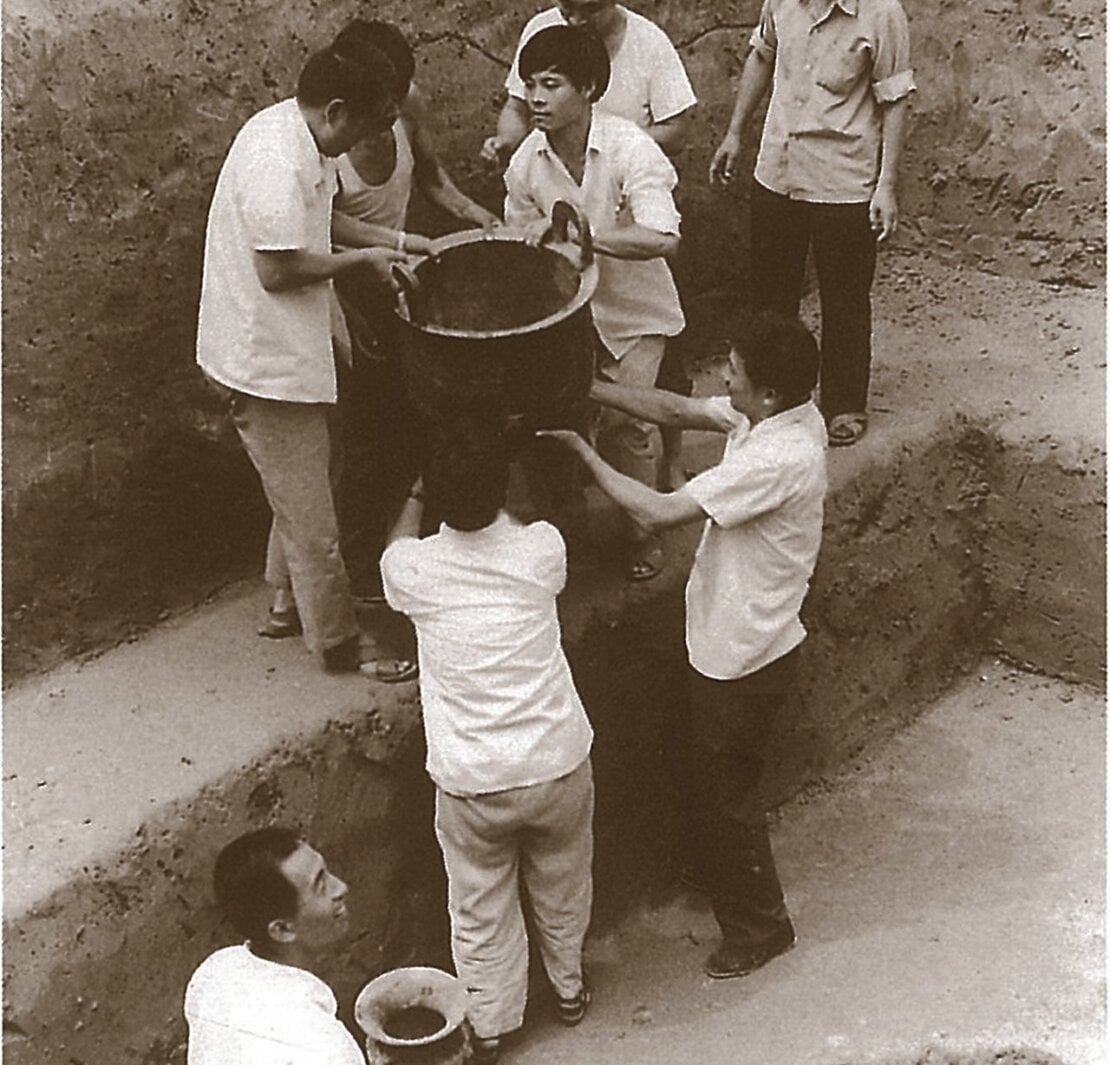 1982年向陽回族食品廠青銅器出土現場。