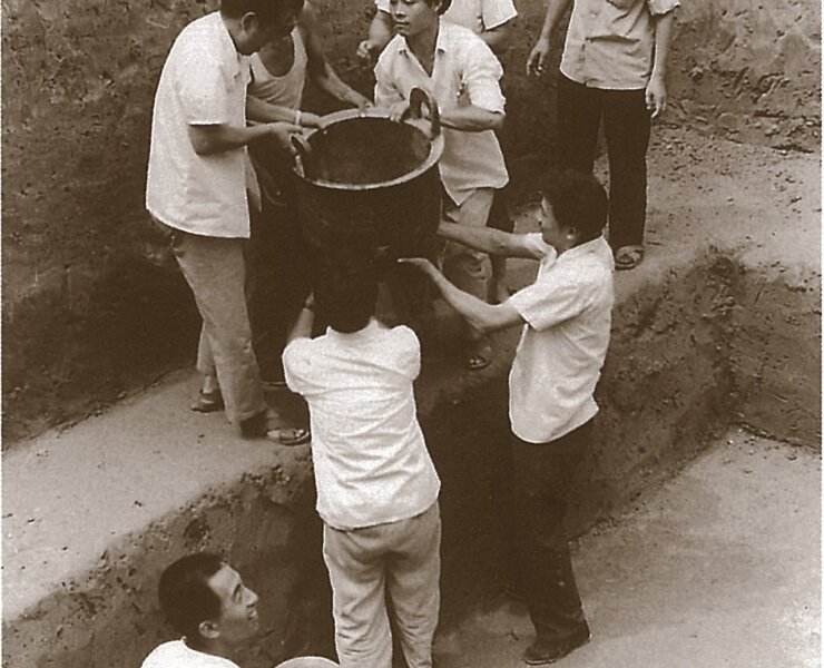 1982年向陽回族食品廠青銅器出土現場。