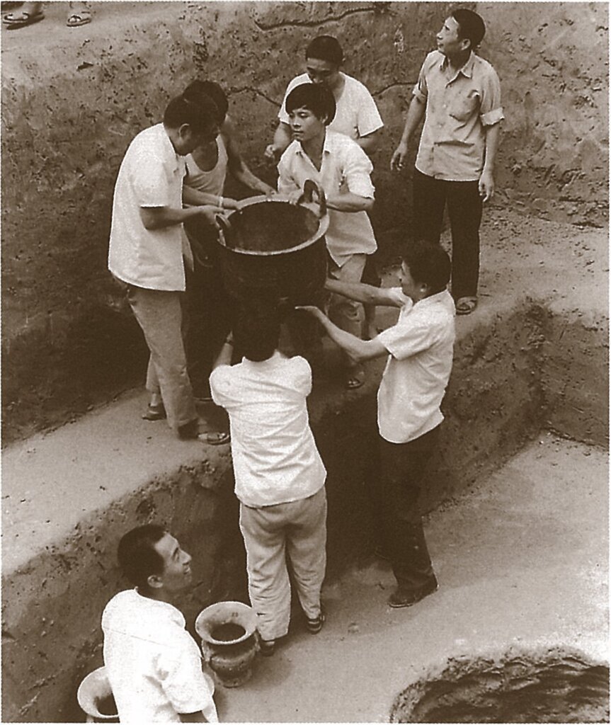 1982年向陽回族食品廠青銅器出土現場。