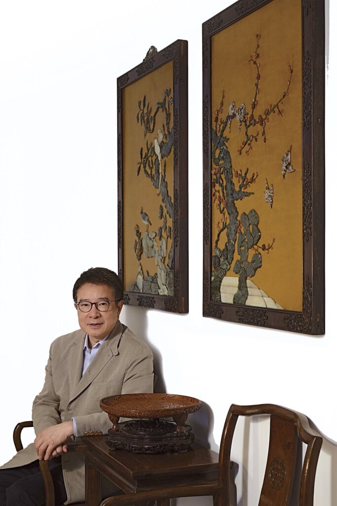 明〈萬曆戧金彩漆梅鵲葵式盤〉，高 3.5公分、徑22公分。購藏自石黑勝，著錄於香港藝術館2010年《博古存珍─敏求精舍金禧紀念展》。