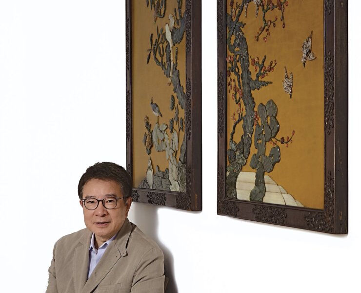 陳永杰強調收藏需「出愛心」。第一件購得的漆器：清乾隆〈漆地嵌百寶雙綬富貴、喜鵲登梅掛屏〉一對；桌几上為出自日本大阪萬野美術館之明〈嘉靖剔黃龍紋三足盤〉。