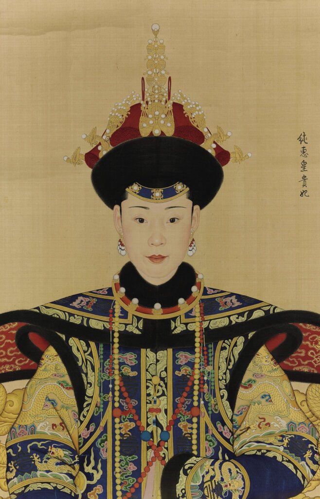 香港蘇富比郎世寧等繪〈純惠貴妃朝服像〉,成交價1億3740萬港元。圖為局部。