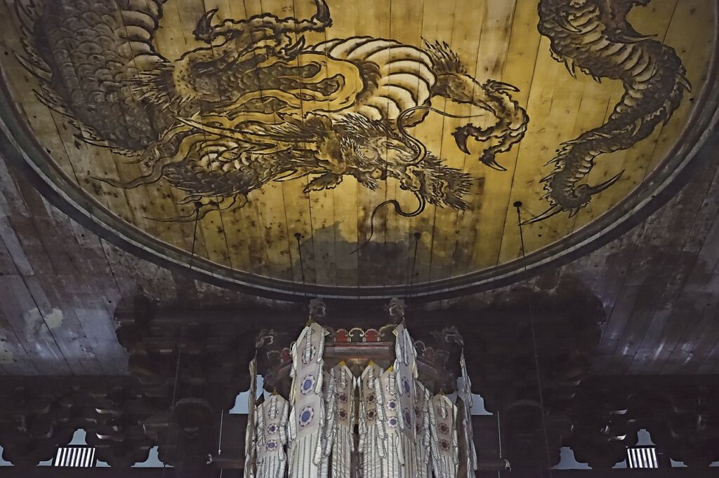 狩野光信〈鳴龍圖〉，京都相國寺法堂天井，重要文化財。