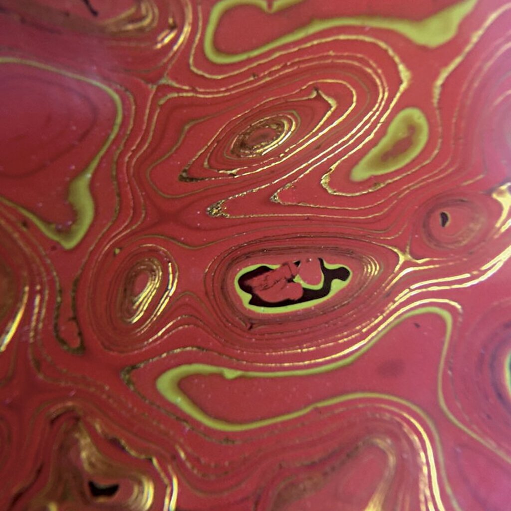 紅金斑犀皮漆。