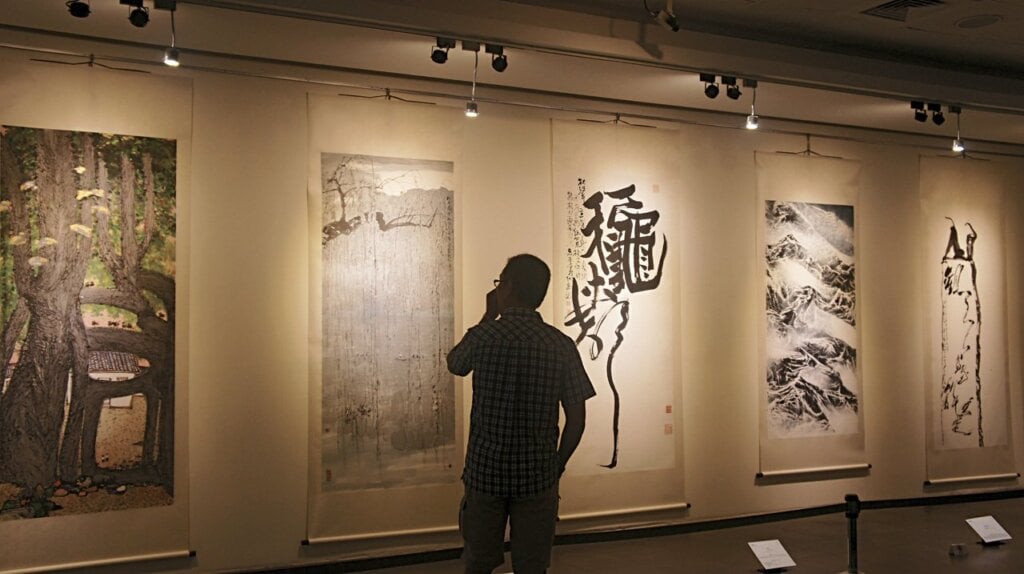 「藝有所紙」,集劉國松、李義弘、袁金塔等16位藝術家創作繪畫與立體裝置。