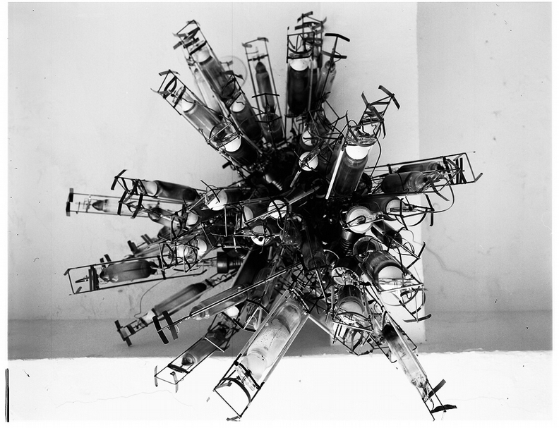 劉和讓，B5-1-2-002，燈 金屬、玻璃，80 x 70 x 130 cm，2012。
