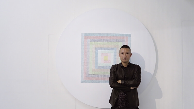 陳彧凡與作品《他和她》合影，布面乙烯綜合技法‧直徑170 cm‧2014。