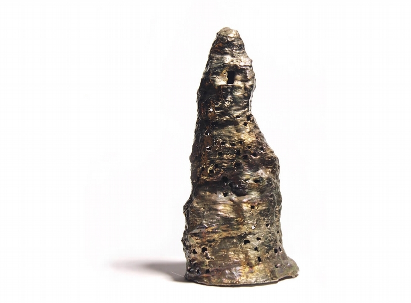 吳佩珊《土樓｜Earthen-Building》19x19x43cm,不鏽鋼｜Stainless-Steel,2015