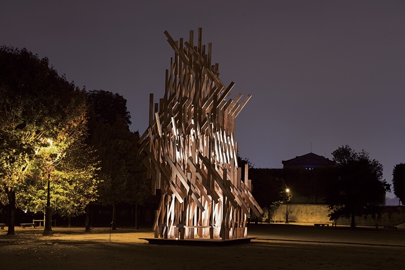 FIAC牆外展：杜樂麗公園。隈研吾的建築作品《Yura》．2015。