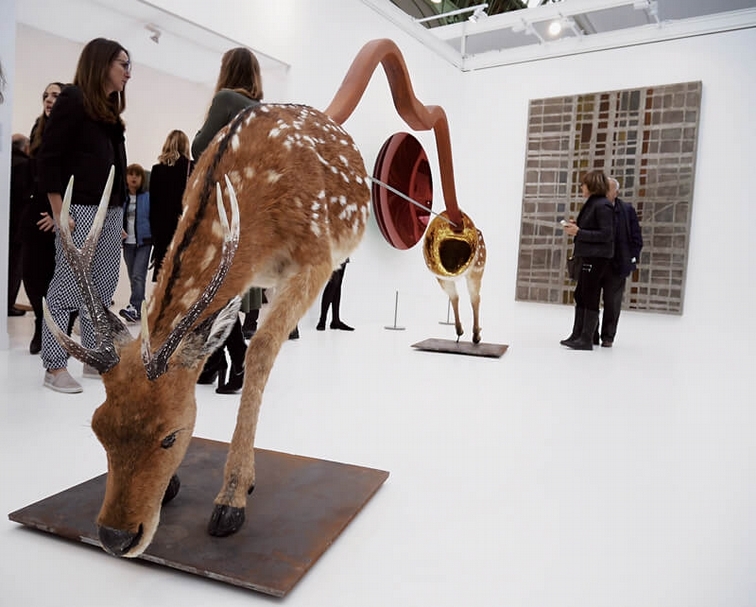 FIAC會場：卡梅爾．門諾（Kamel Mennour ）畫廊。黃永砯《聖吉爾之弓》（L’arc de Saint-Gilles）．2015。
