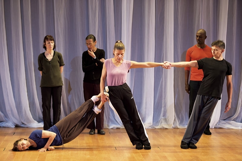 美國重要後現代編舞家瑞娜（Yvonne Rainer）於羅浮宮視聽中心演出2015年新作《塵之概念》。