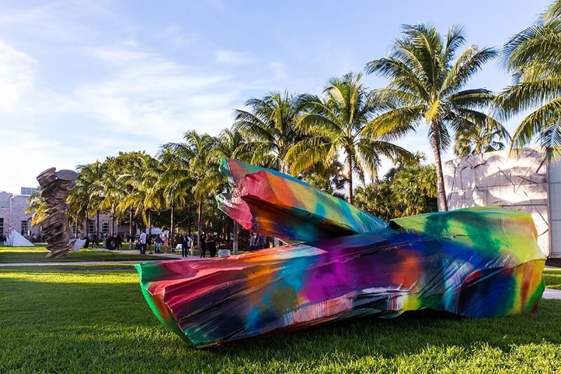 邁阿密巴塞爾藝術博覽會（Art Basel Miami Beach）的「Public」展區，圖為Katharina Grosse的作品《無題》（2012）。© Art Basel