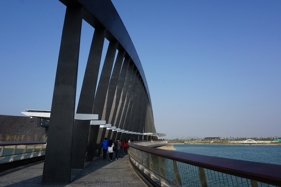 走在園區裡的「至美橋」與「至真橋」，嘉義太保的冬季狂風讓人們難以忍受，如何降低冷風吹拂的防風專案，是館方將來要為觀眾設想的。