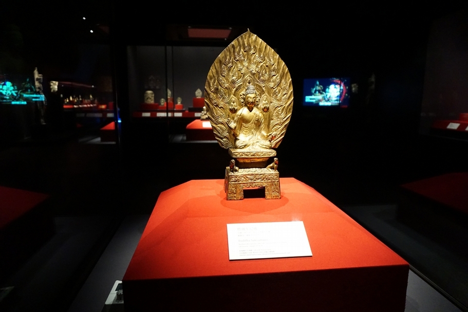 收藏家彭楷棟捐贈故宮的「釋迦牟尼佛」，為西元五世紀下半葉北魏時期，被列為日本重要文化財，因而不能永久帶出日本境外。因此故宮委託駐日代表處，寄存於九州國立博物館。