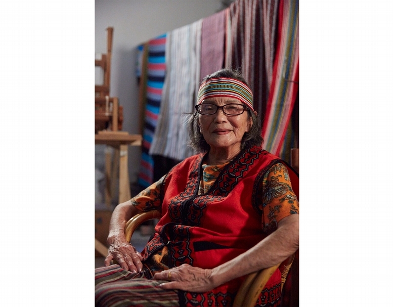 現年85歲的高金連是烏來地區最年長的國寶織女,仍會用傳統地機織布。