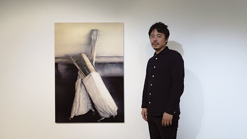 池田光弘與作品《比利時3號》合影。油彩、畫布‧130.3×89.4 cm‧ 2015。