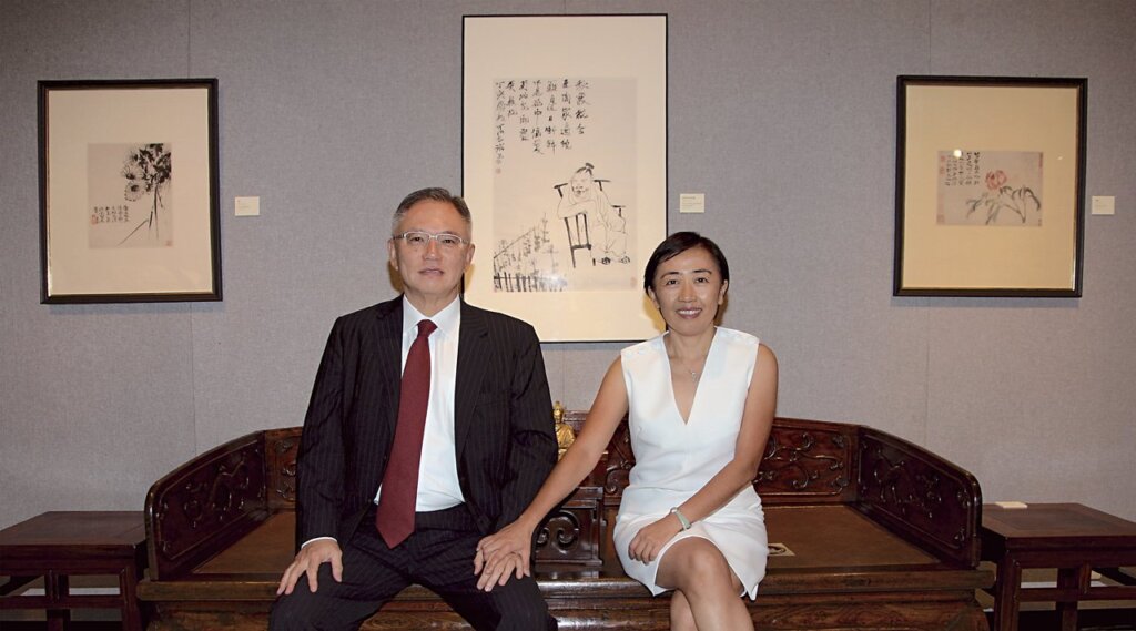 鄧國楨、林勁思伉儷10月30日於展覽預展時合影，其後為李可染〈陶淵明賞菊圖〉。