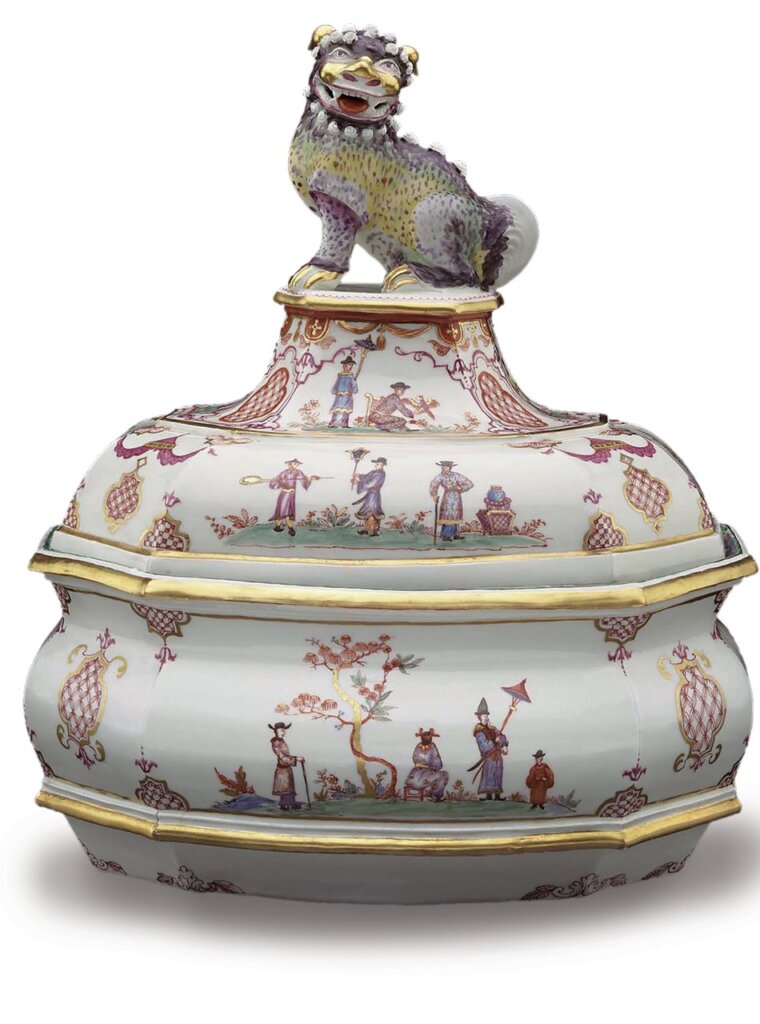 約1730～1735年〈鎮宅獅蓋鈕橢卵型六角湯皿（Six-sided oval bombé tureen）〉，釉上畫琺瑯與金彩，硬質瓷器，32.4×26公分，奧地利維也納都帕契爾瓷窯。美國波士頓美術館藏。