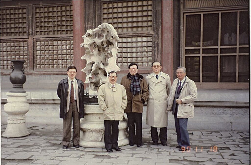 從左起為鄧國楨、鐘華培、徐展堂、楊伯達、關醫師。攝於1990年鄧氏與「敏求精舍」成員一同前往北京之時。