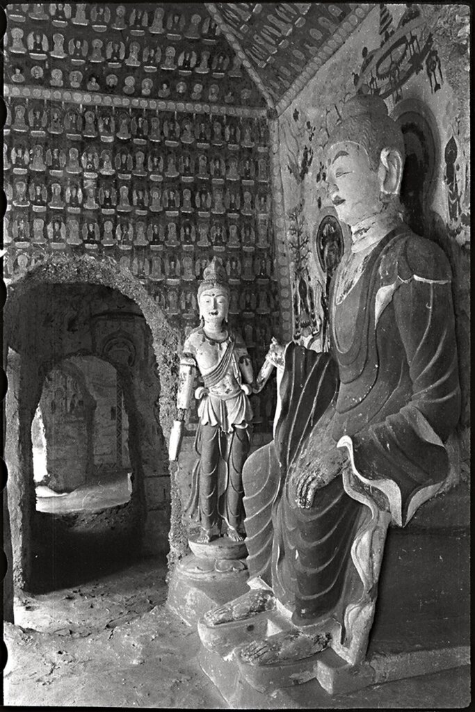 莫高窟第393窟之隋代造像，1943～1944年間黑白照片，羅寄梅夫婦檔案。
