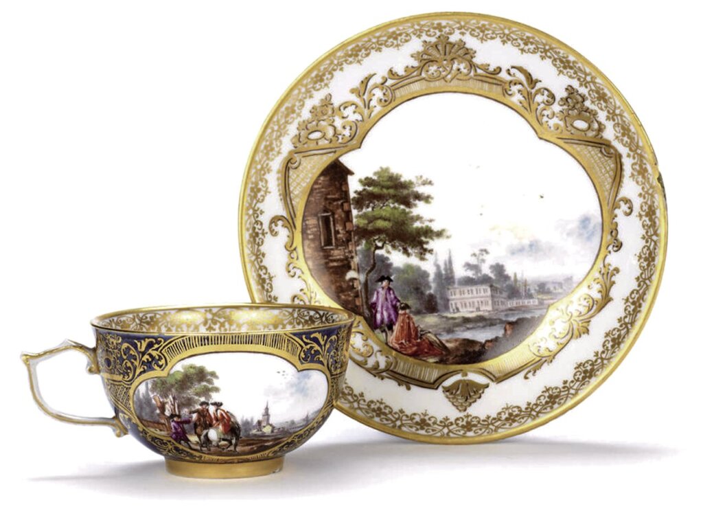 約1745～1750年〈（歐洲風景）茶碗與底碟〉，釉上畫琺瑯、閃光釉與金彩，硬質瓷器，德國麥森瓷窯。英國倫敦邦瀚斯2011/5/25拍賣11907拍品編號145。