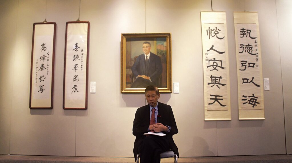 文化大學創辦人張其昀之子、現任文化大學董事長張鏡湖，後為吳承硯油畫〈張其昀像〉及柳詒徵作隸書對聯、張大千1980年作行書對聯。
