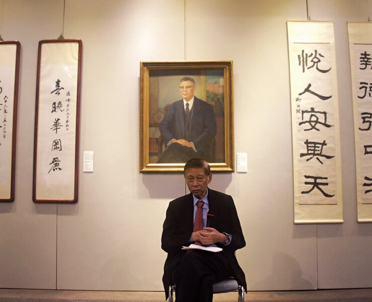 文化大學創辦人張其昀之子、現任文化大學董事長張鏡湖，後為吳承硯油畫〈張其昀像〉及柳詒徵作隸書對聯、張大千1980年作行書對聯。