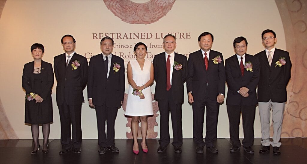 左起：香港中大文物館副館長許曉東、上海博物館研究員張尉、中大文物館諮詢委員會主席莫華釗、「喜聞過齋」主人鄧國楨伉儷、中大常務副校長華雲生、中大中國文化研究所所長梁元生以及中大文物館署理館長姚進莊主持剪綵儀式。