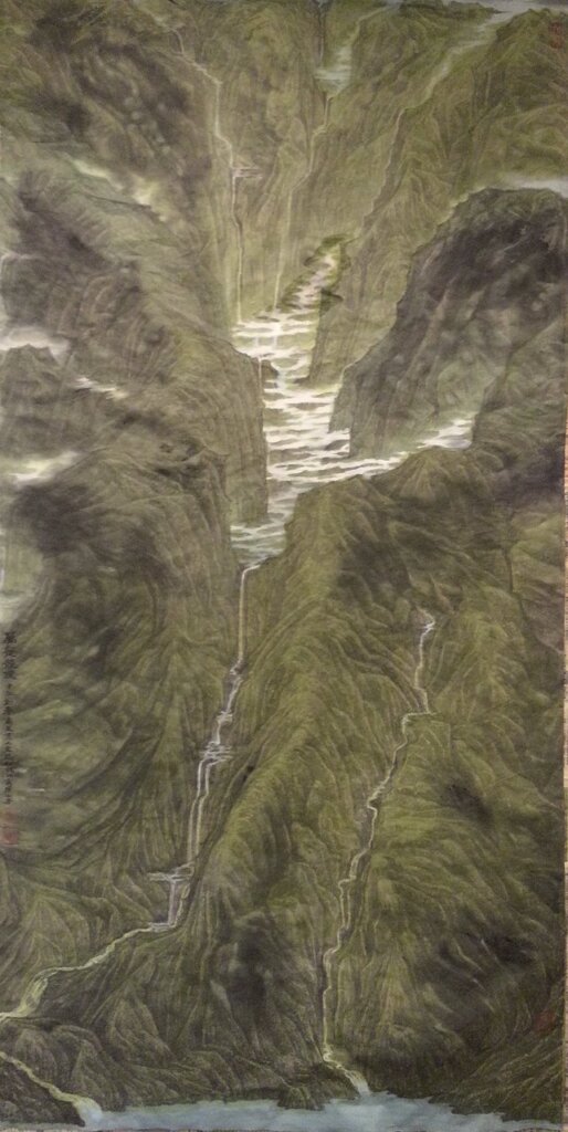 曾肅良2013年作〈萬壑競流〉，彩墨，120×60公分。