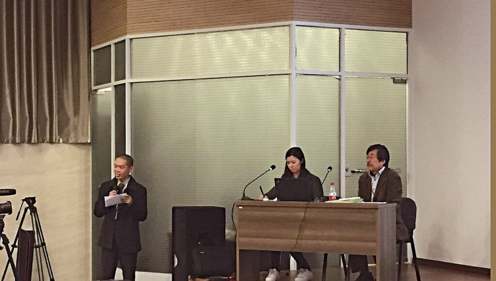 左起倉本尚德、郭珮君（口譯）、宮治昭。