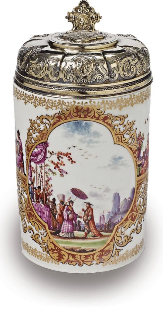 〈鏨花銀鎏金蓋付帶柄圓壺瓶〉（瓷器約1725～1730年製造），釉上畫琺瑯、閃光釉與金彩，硬質瓷器與金屬，德國麥森瓷窯；銀鎏金金屬可能同時於奧格斯堡（Augsburg）所特別配製，通高16.6公分。德國倫佩茨（Lempertz）拍賣行2015/5/15拍賣1048拍品編號615。