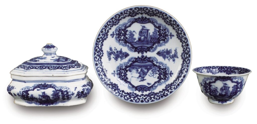 約1721年〈青花糖罐、茶碗與底碟〉，釉下鈷藍，硬質瓷器，德國麥森瓷窯。美國康莫爾美術館（Cummer Museum of Art and Gardens）藏。