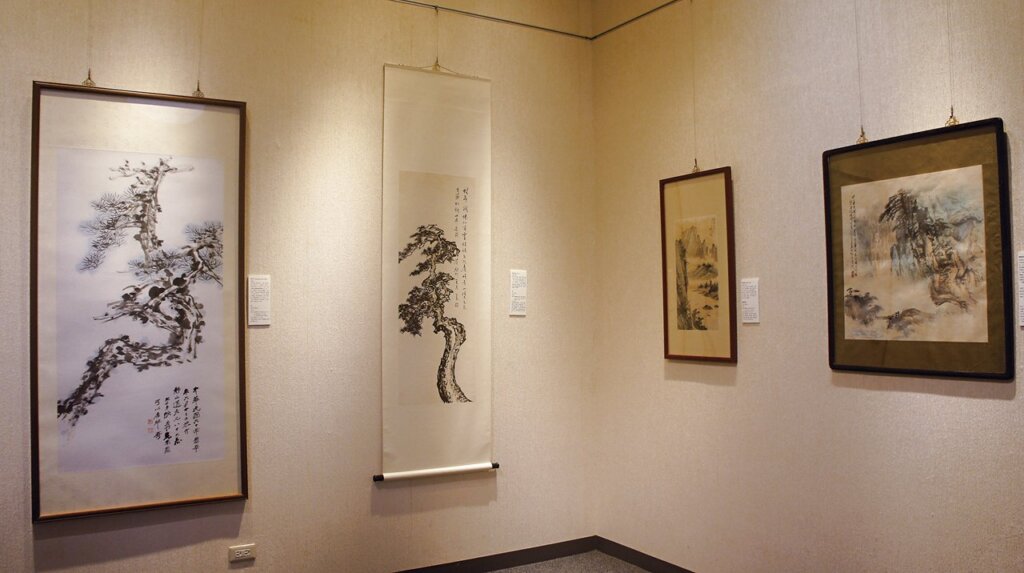 繪畫：左起張大千1971年作〈松〉、溥儒1963年作〈松〉、黃君璧1952年作〈嘉陵帆影〉、傅狷夫1971年作〈山水〉。