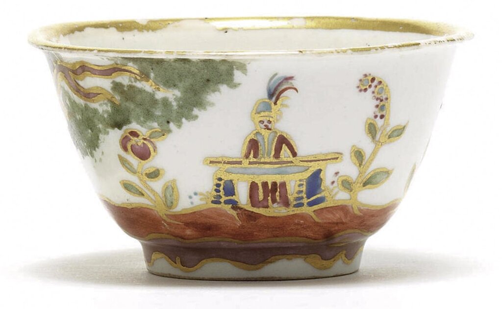 約1718年〈加飾的茶碗（Koppchen）〉，釉上畫琺瑯與金彩，由德勒斯登馮克（J. G. Funke）工坊所繪製，硬質瓷器，德國麥森瓷窯。英國倫敦邦瀚斯2014/6/18拍賣21853拍品編號38。