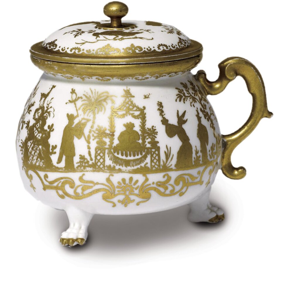 約1725年〈三足蓋附奶罐（Crémetöpfchen）〉，金彩，硬質瓷器，通體高11.5公分。英國倫敦邦瀚斯2008/12/3拍賣15956拍品編號25。