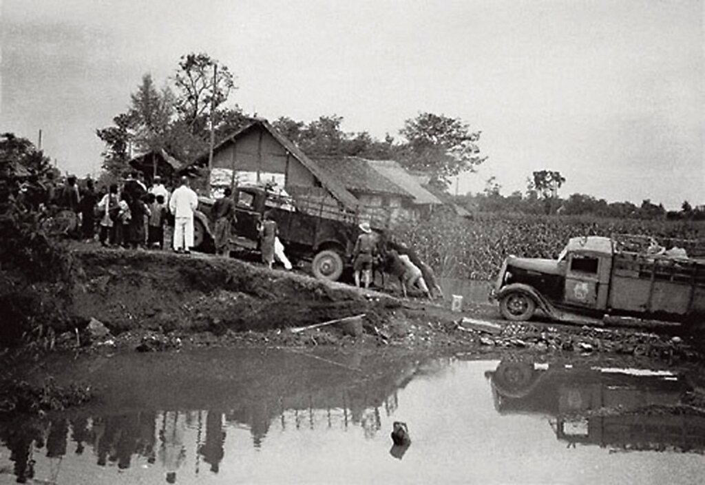 1938年南遷國寶文物在川陝公路運輸的艱苦狀況。