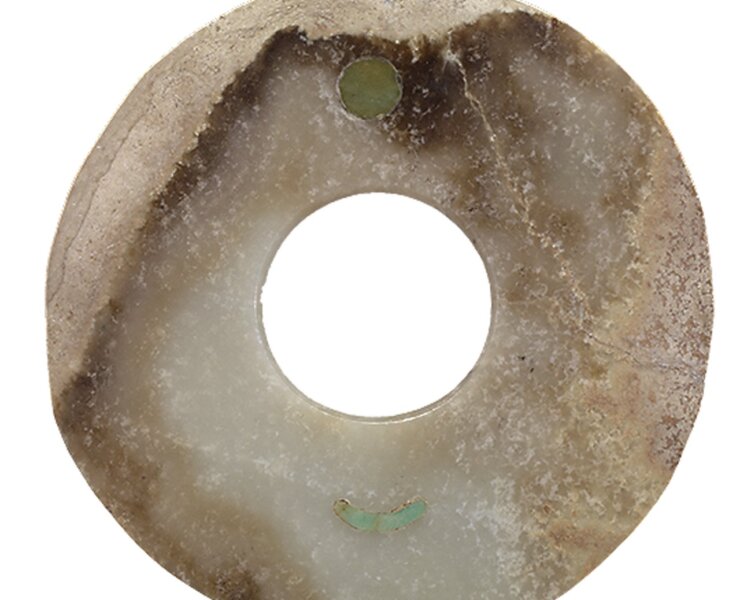 新石器時代晚期〈綠松石日月玉璧〉，國立故宮博物院藏。
