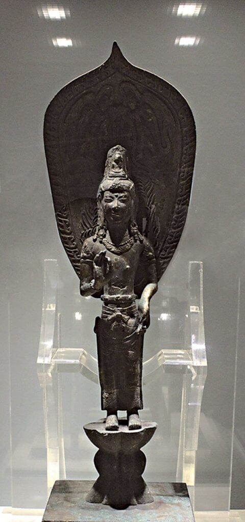 〈銅鎏金阿嵯耶觀音立像〉，高76公分，浙江杭州見仁里出土，杭州博物館藏。