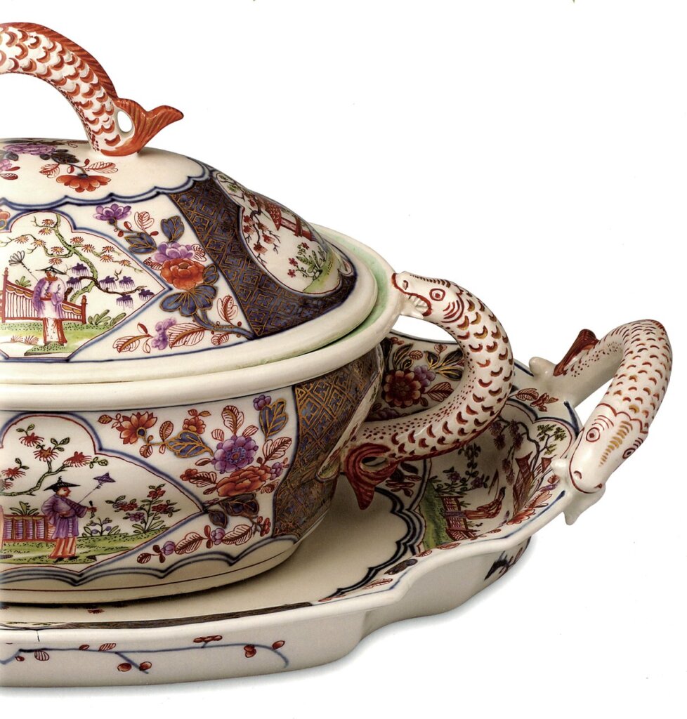 約1730～1735年〈魚形蓋鈕把手湯皿與底托（Terrine mit Untersatz）〉，釉上畫琺瑯與金彩，硬質瓷器，湯皿17.7×31.8公分；底托42.3×26.2公分，奧地利維也納都帕契爾瓷窯。美國西哈特福梅琳達與保羅．蘇利文裝飾藝術基金會（Melinda & Paul Sullivan Foundation For The Decorative Arts）藏。圖為局部。