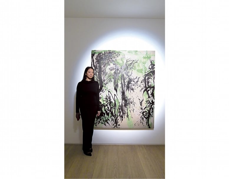 GLADYS LIN PROJECTs負責人林瑀希於空間與藝術家黃致陽作品《ZOON─密視 No.1302》合影。