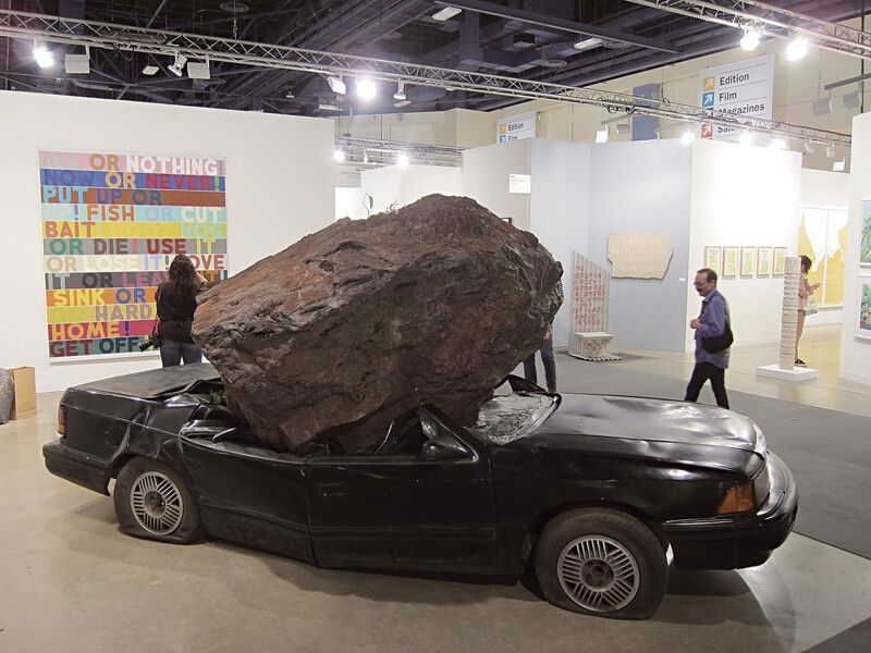 Peter Freeman呈現Jimmie Durham的 2007 年作品《Still Life with Xitle and Spirit》相當引人注目。