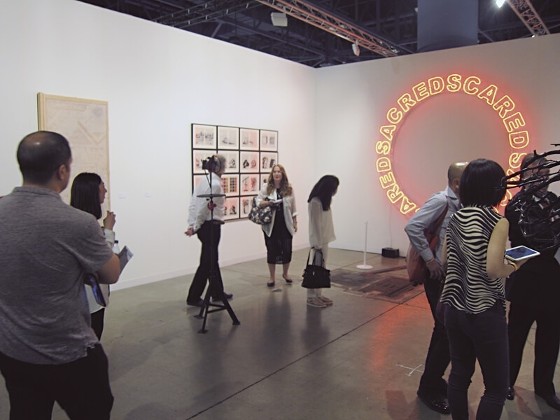 南非約翰尼斯堡古德曼畫廊（Goodman Gallery）是少見非洲參展畫廊，牆上作品由左而右分別來自藝術家Nolan Oswald Dennis，近期在北京展覽的William Kentridge和Kendell Geers。