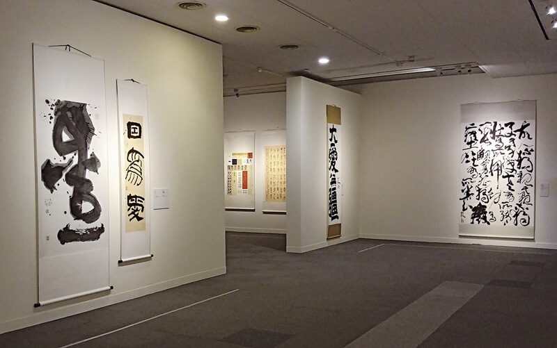 左起楊平〈愛〉、〈因為愛〉；詹獻坤〈大愛無疆〉、〈大愛無古今〉。