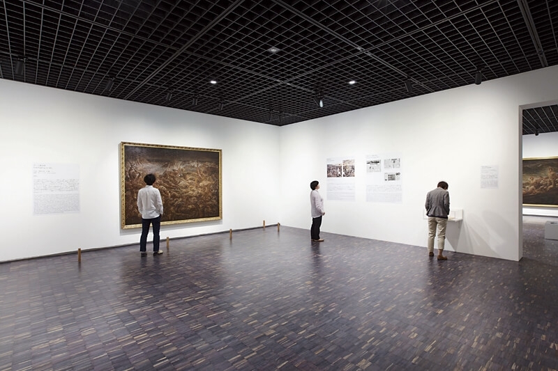 「MOMAT典藏專題：藤田嗣治，全收藏作品展」展出一景，圖中為藤田嗣治《阿圖島玉砕》。