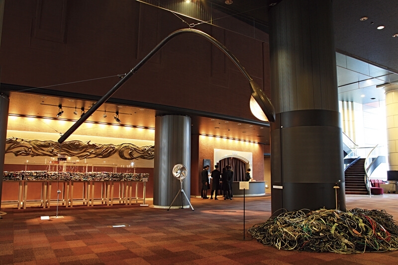 毛利悠子Yuko Mohri│Urban Mining: For The Rite of Spring Street light, Can, Street light models, Compressed cans, Used cables, Electric funs 700x800x700cm(Dimensions variable) 2014 Installation view: Tokyo Metropolitan Theater Photo: Yota Kataoka圖／NISSAN 