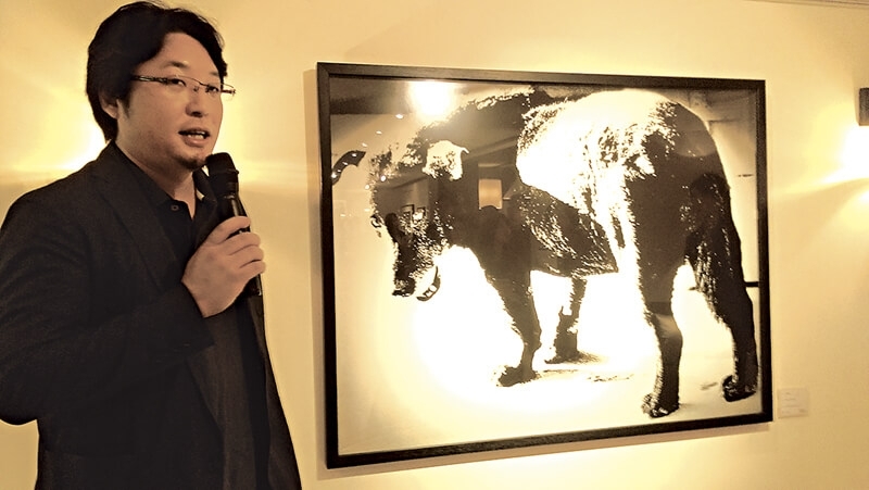森山大道基金會的執行長森山想平介紹作品《野犬》(1971)。攝影/柯舒寧