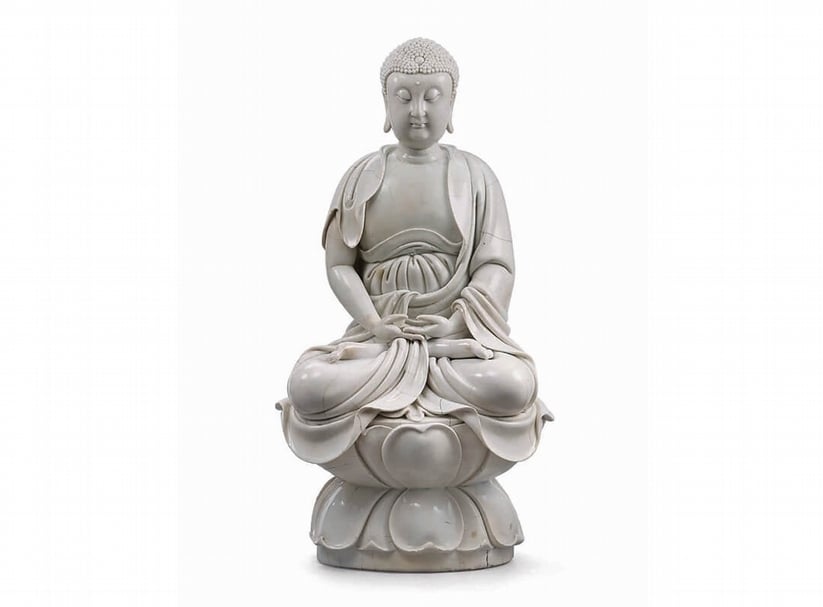 香港佳士得明16世紀〈德化白釉阿彌陀佛坐像〉,「何朝宗印」款,成交價892萬港元。